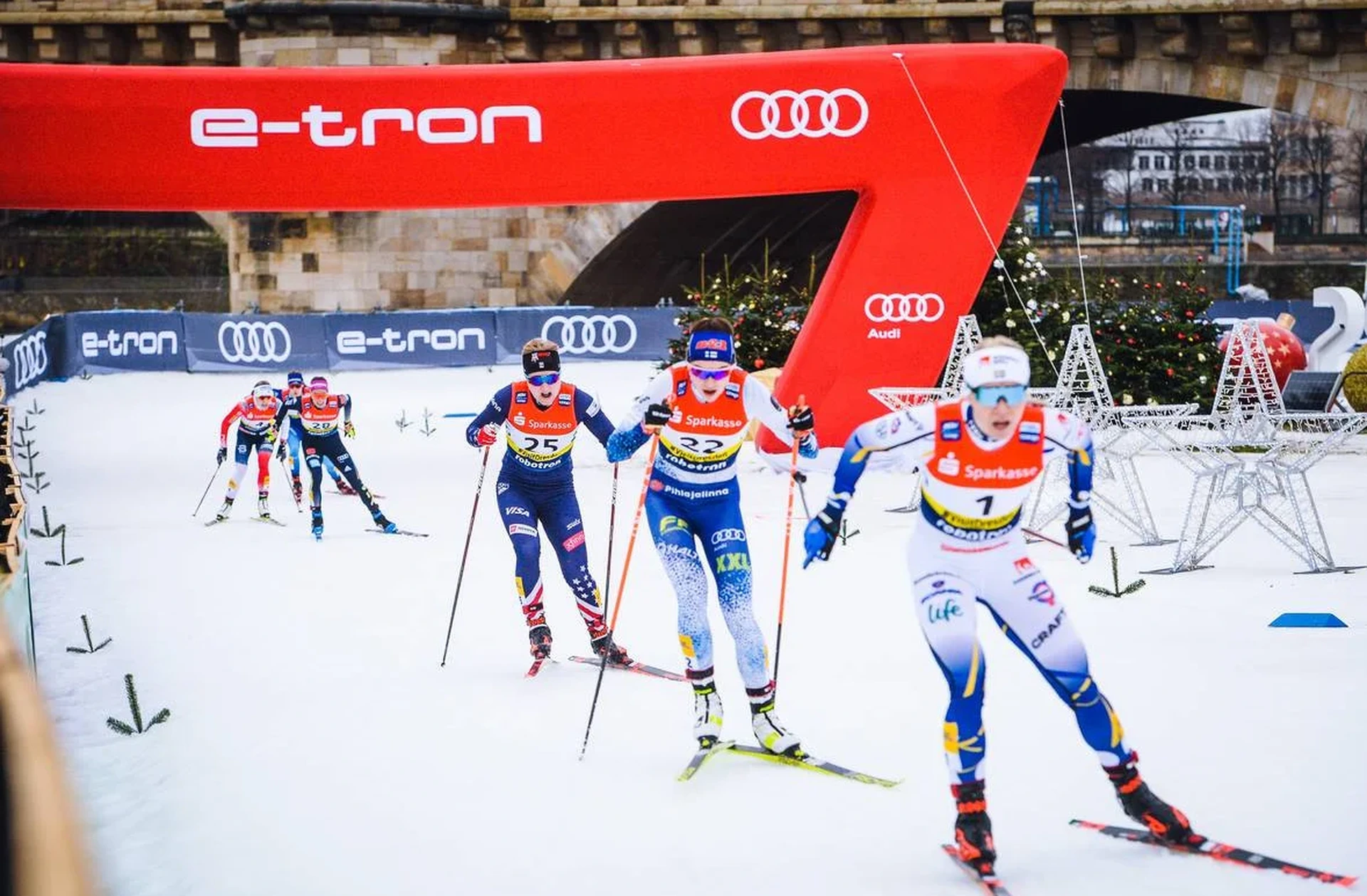 慕星棋牌冬季两项比赛越野滑雪段