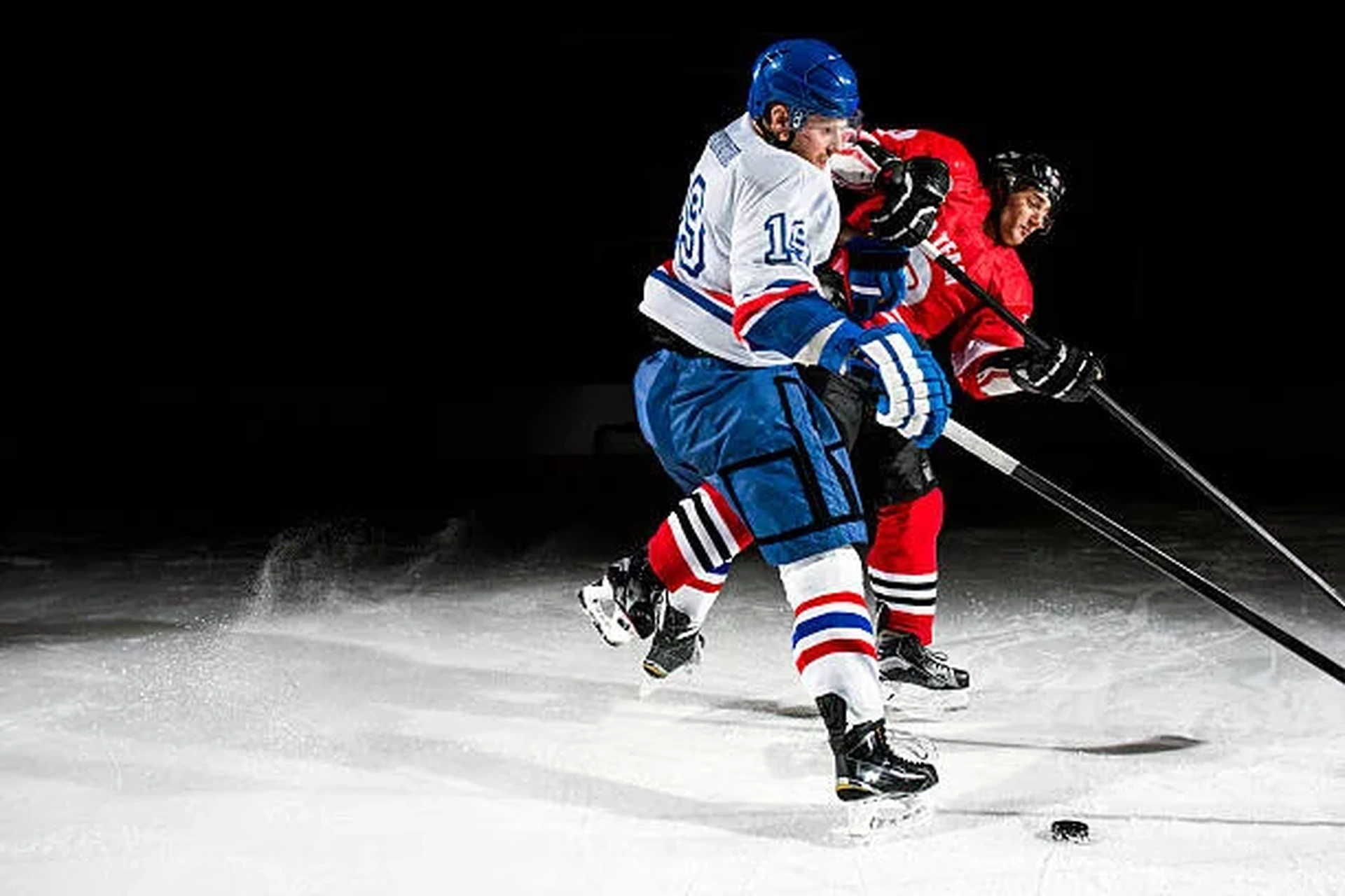 慕星棋牌冰球运动员带球突破防守