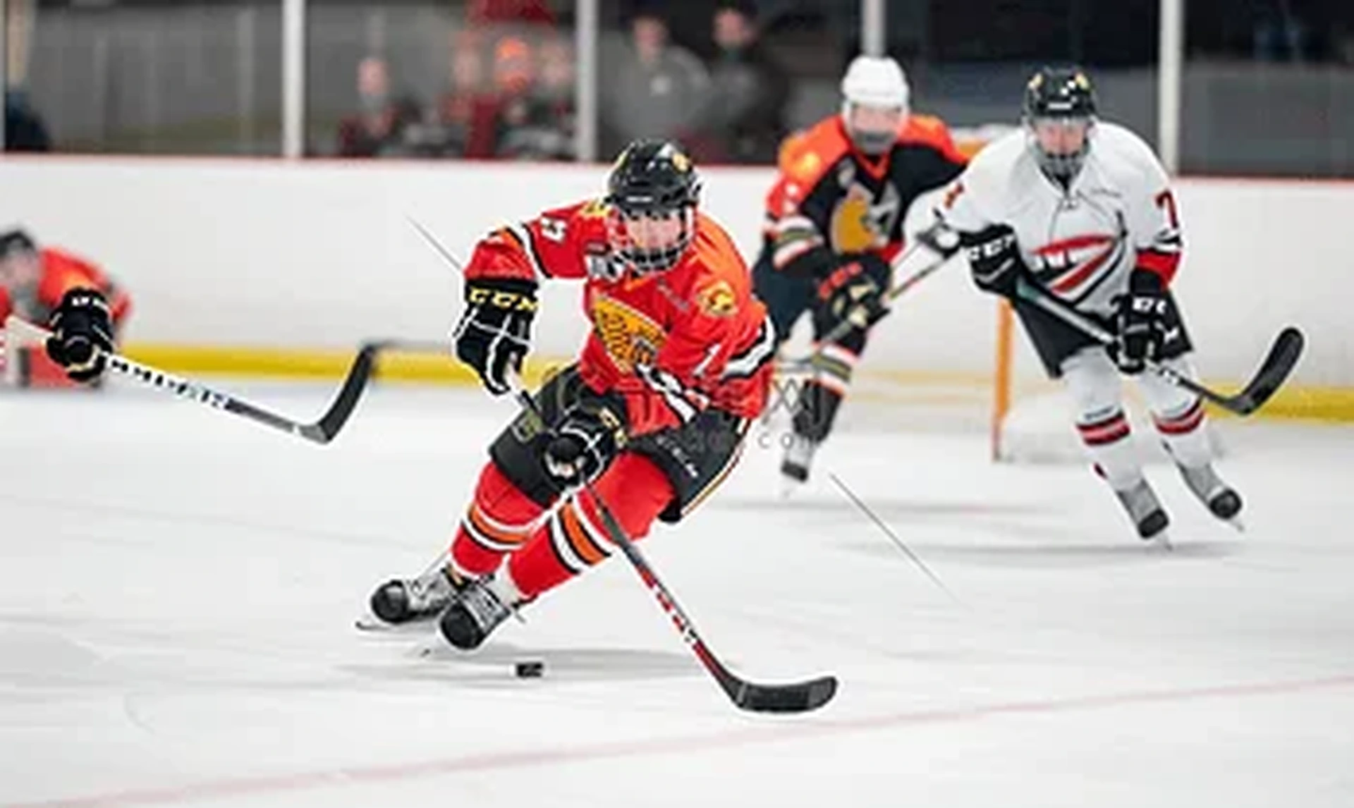 慕星棋牌冰球运动员射门精彩瞬间